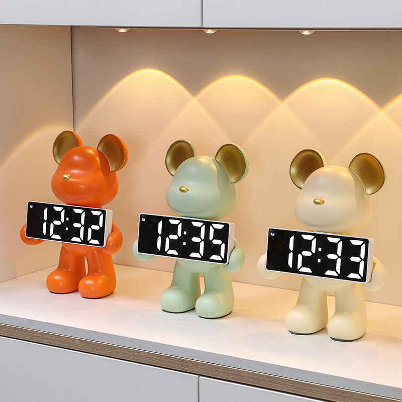 Led Desk Clock - 北欧風クリエイティブ樹脂製クマ時計オーナメント、リビングルーム貯金箱、寝室デスクトップLED時刻表示、ワインキャビネット装飾クラフト