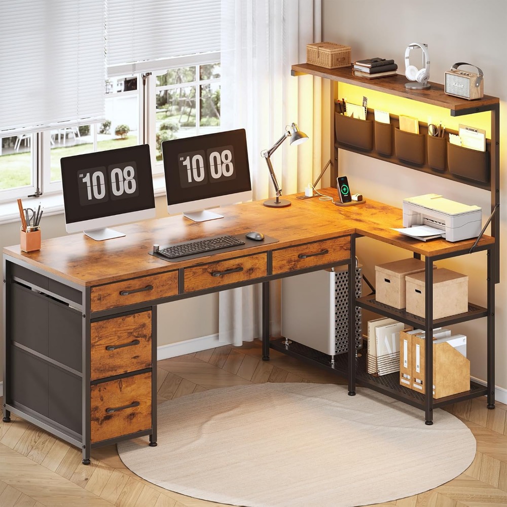 Home Office L Shaped Desk - SEDETA L字型デスク（引き出しとハッチ付き）、47.2インチリバーシブルオフィスコンピューターデスク（ファブリック引き出し5つ付き）、収納棚付きL字型デスク、電源コンセントとLEDライト付き、ホームオフィス用、ラスティックブラウン